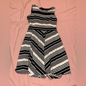 Taylor size 8 Black & Cream sleeveless dress